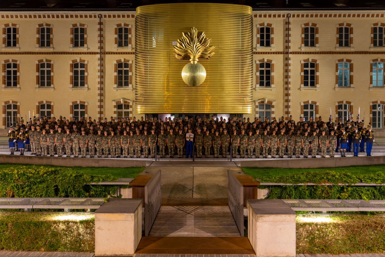 La 130e promotion devant le musée de la Gendarmerie Nationale