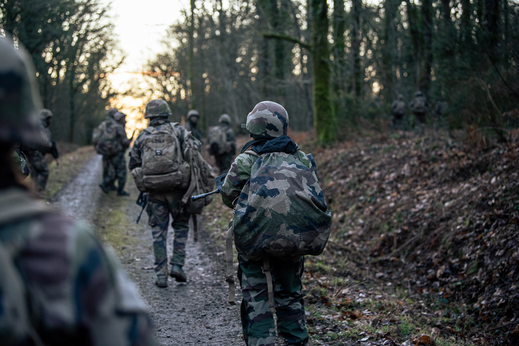 Des élèves-officiers pendant une marche